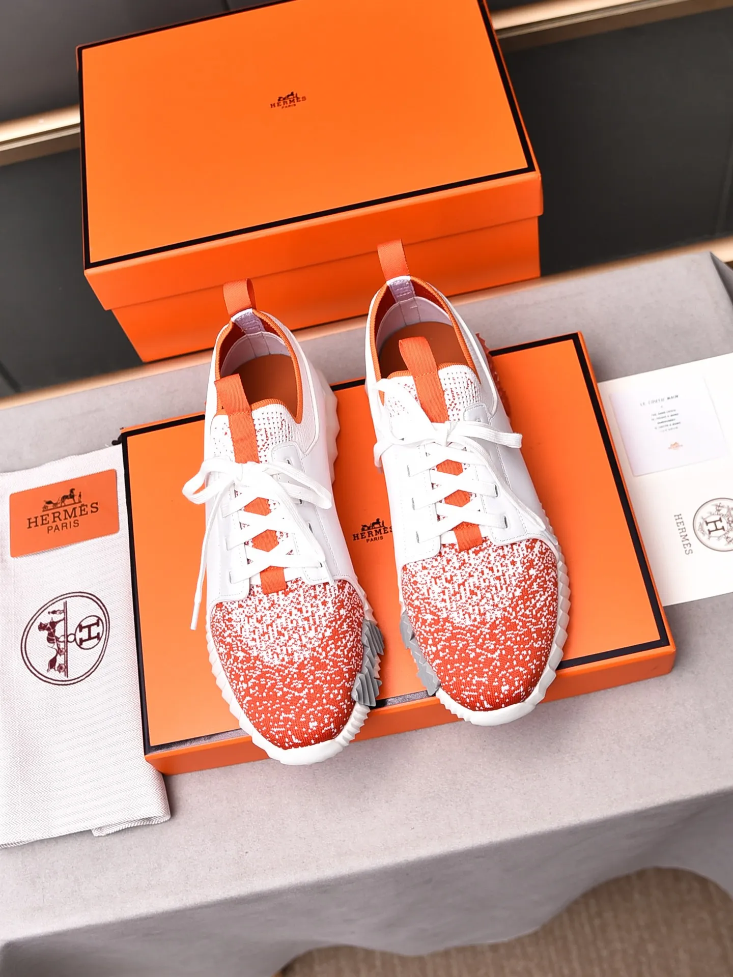 Factory price PP600 [Hermes] fe new arrival~ New Bouncing sneakers are the most comfortable shoes from Hermès, no one else⃣️. They are very light on the feet and look great. You won’t feel tired even when you go shopping and running around. 👍 Very light and comfortable, very light, suitable for both sports and leisure, and feel great when you step on them! It’s up to you to choose, there’s always what you want~ ✔️Fabric: Imported first-layer cowhide + high-elastic fly weave ✔️Inner lining: Imported water-dyed cow lining ✔️Outsole: Seamless combination of IP+TPU (multi-color letters) German technology irradiation machine ✔️Code number: Male 38-44 (45 customized)